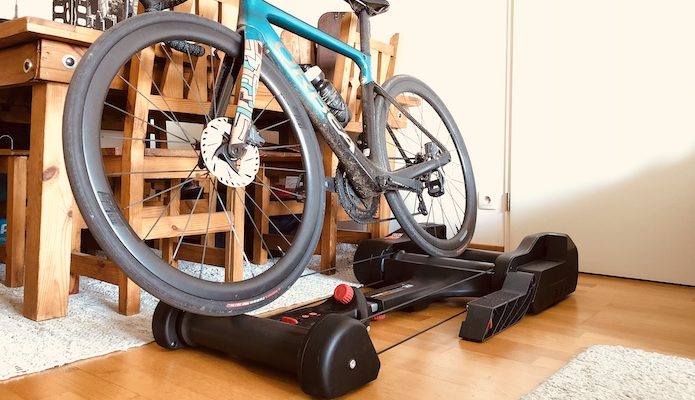 Test du home-trainer connecté à rouleaux Elite Nero 