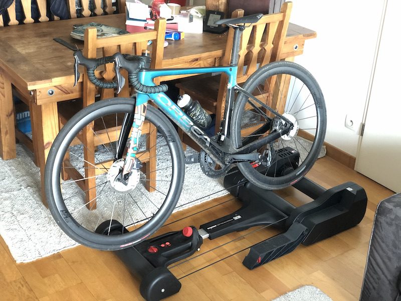 Test du home-trainer connecté à rouleaux Elite Nero 