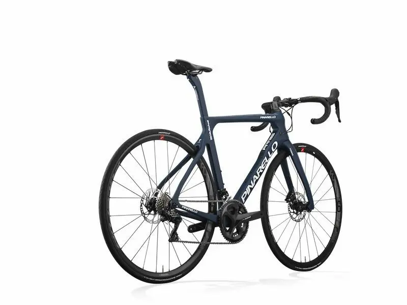 Compteur GPS fixé sur le cintre d'un vélo Scott Addict