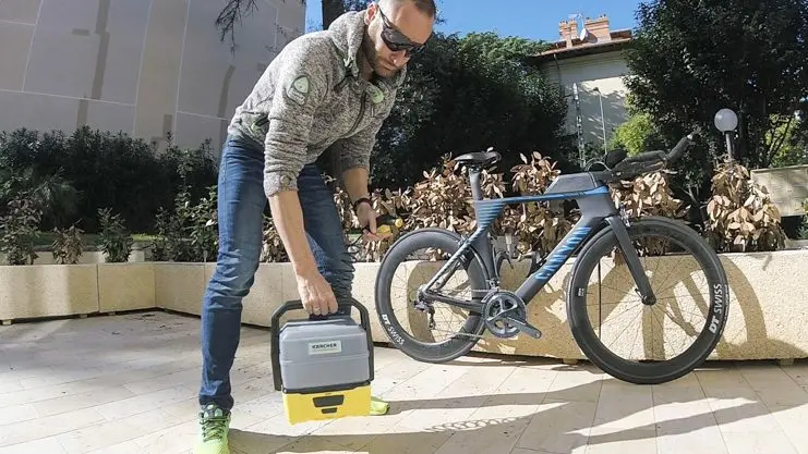 Trois montres Garmin affichant un aperçu santé, un moniteur Body Battery et un oxymètre.
