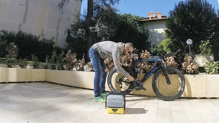 Montre connectée affichant un menu d'activités sportives cyclisme en français et un niveau de batterie.