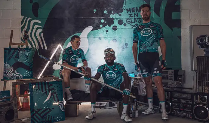 Gros plan sur la valve et le sticker Reserve 37 d'une roue de vélo à pneu Vittoria Corsa