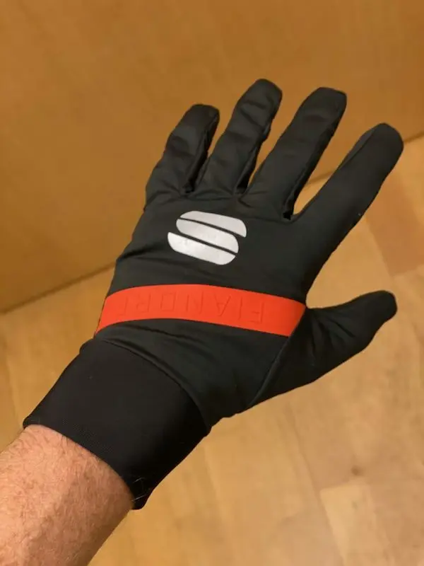 Gros plan sur un cintre de vélo monobloc noir en carbone, avec le logo Chapter2 sur le drop gauche.