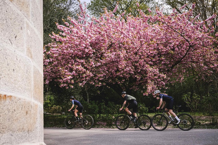 Specialized lance une nouvelle collection textile pour le v lo au