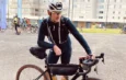 Cycliste accoudé à son vélo équipé pour l'ultra, avec sacoche de cadre Acid, lors d'un rassemblement.