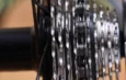 Gros plan sur la cassette et la chaîne d'un vélo.