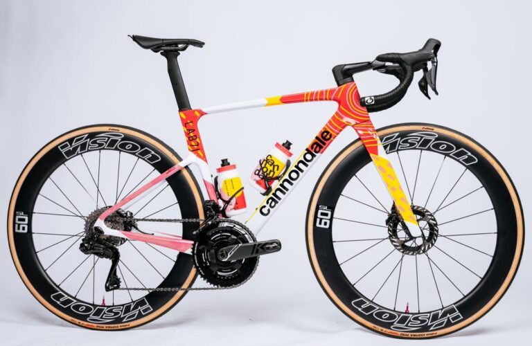 Le maillot et le vélo de l’équipe EF Education pour 2024 3bikes.fr