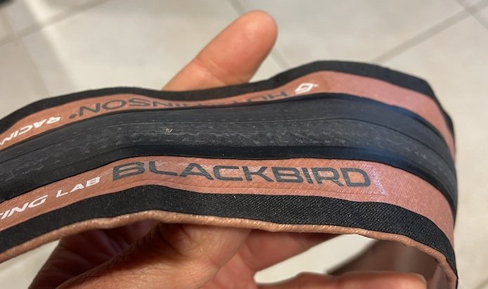 Hutchinson présente le Blackbird Racing Lab, le pneu le plus rapide de ...