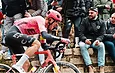 Cycliste professionnel de l'équipe EF Education-EasyPost portant un casque rose POC, en plein effort.