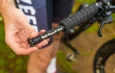 Un cycliste retire l'outil Zéfal du guidon de son vélo.