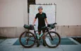 Lael Wilcox pose en tenue de cycliste avec son vélo Specialized chargé de sacoches bikepacking.