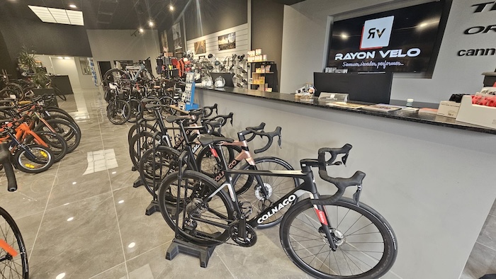 In de schoenen van Pogacar: als een winkel een Colnago V4RS voor een dag ter beschikking stelt test