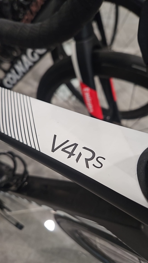 In de schoenen van Pogacar: als een winkel een Colnago V4RS voor een dag ter beschikking stelt test
