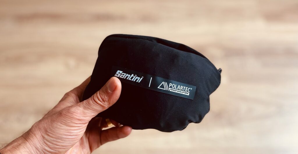 Test van de waterdichte jas Magic by Santini: innovatie, ecologische verantwoordelijkheid en ultiem comfort voor fietsers
