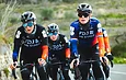 Cyclistes de l'équipe FDJ-Suez roulant en peloton sur une route.