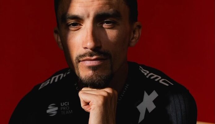 Julian Alaphilippe dévoile son nouveau maillot pour la saison 2025