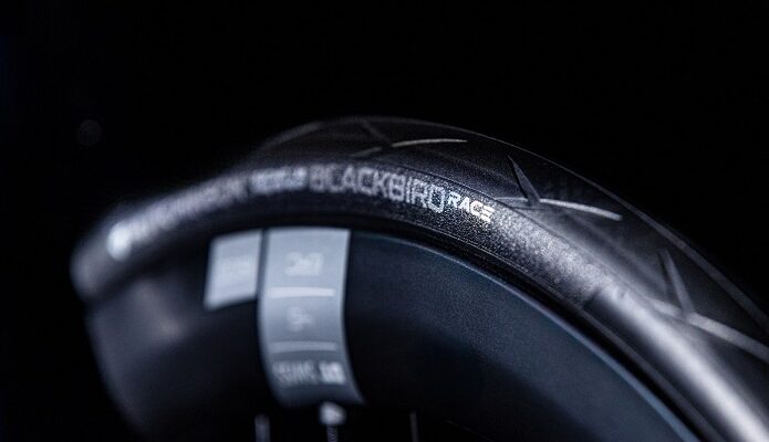 Hutchinson étoffe sa gamme Blackbird avec de nouveaux pneus Race et All Season