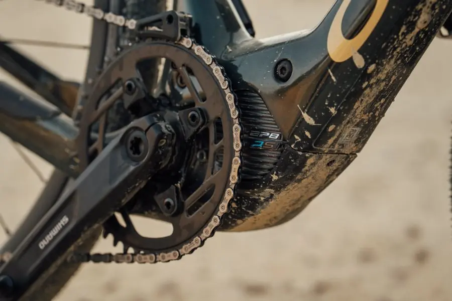 Gros plan sur le pédalier d'un vélo électrique