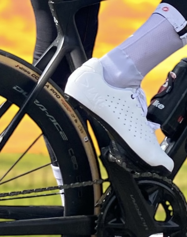 Primo piano del piede di un ciclista che pedala