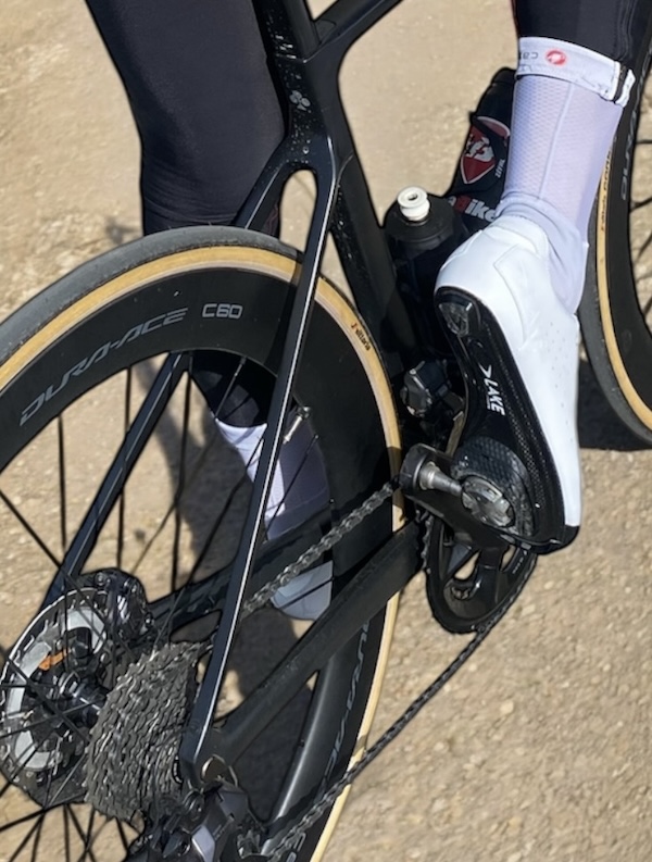 Vista posteriore della scarpa di un ciclista agganciata a un pedale