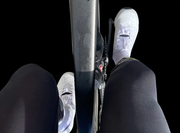 Vue de dessus d'une paire de chaussures de cyclisme