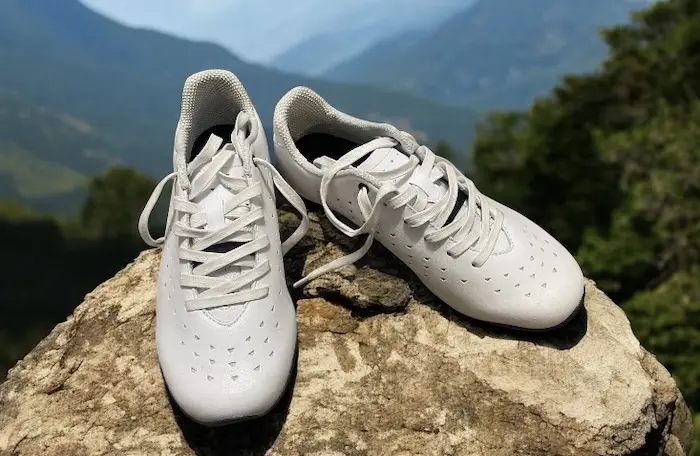 Paire de chaussures de cyclisme Lake, sur un fond de montagne.