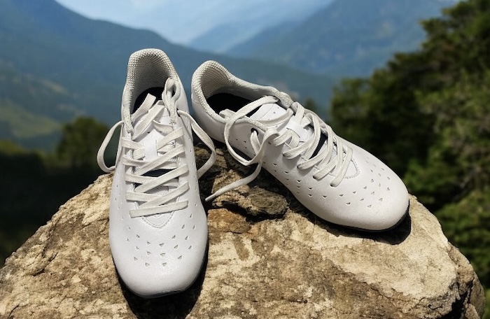 Un paio di scarpe da ciclismo Lake, sullo sfondo del miotagne.