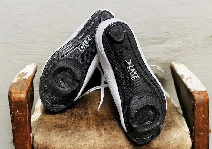 Primo piano delle suole in carbonio delle scarpe da ciclismo