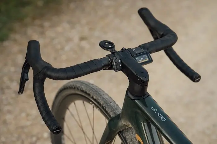 Vue sur le guidon d'un vélo de gravel électrique