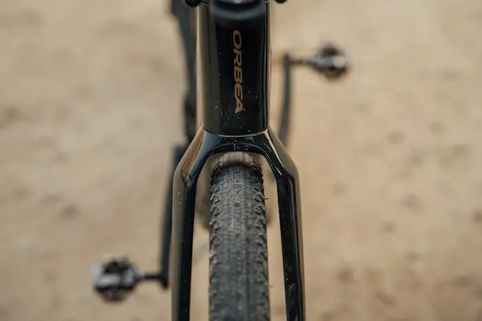 Gros plan sur le pneu avant de l'Orbea Denna