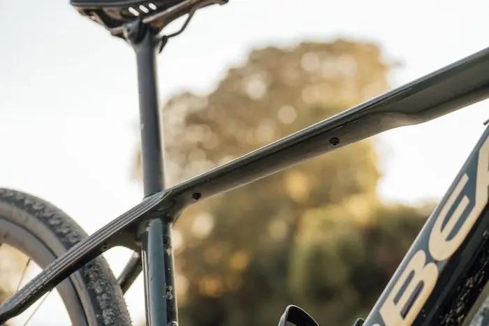 Gros plan sur les vis de fixation du tube supérieur de l'Orbea Denna