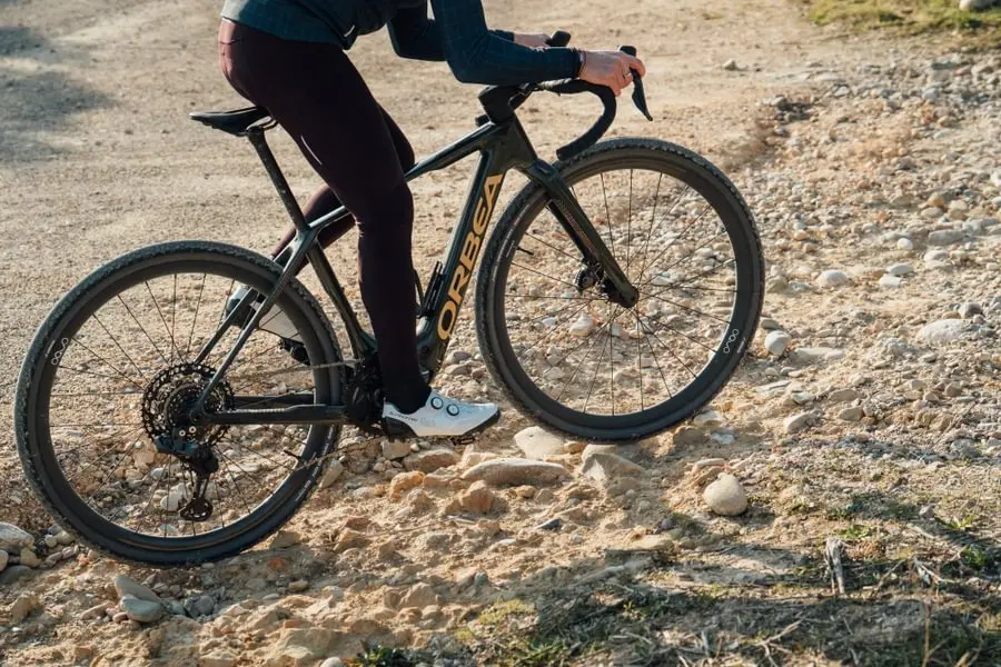 Vélo de gravel électrique Orbea sur une surface empierrée