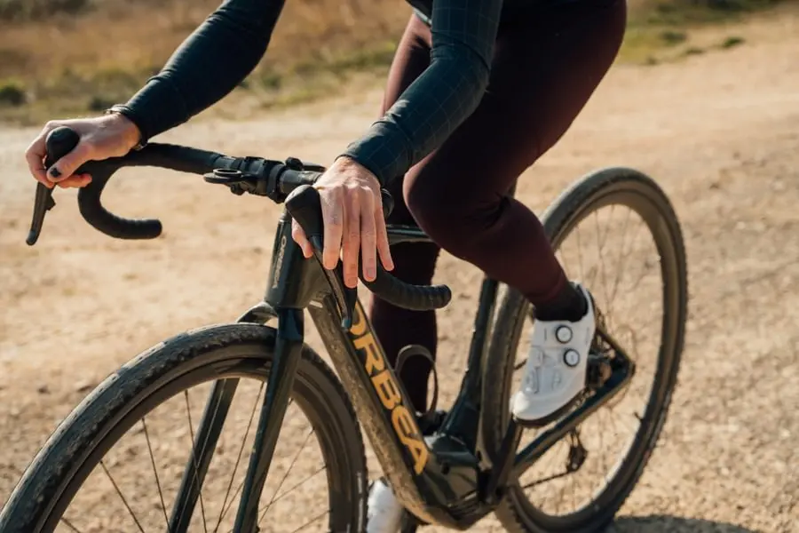 Gros plan sur les mains d'un cycliste qui change de vitesse sur des manettes