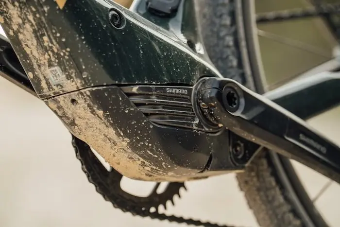 Gros plan sur le moteur central du vélo électrique Orbea Denna