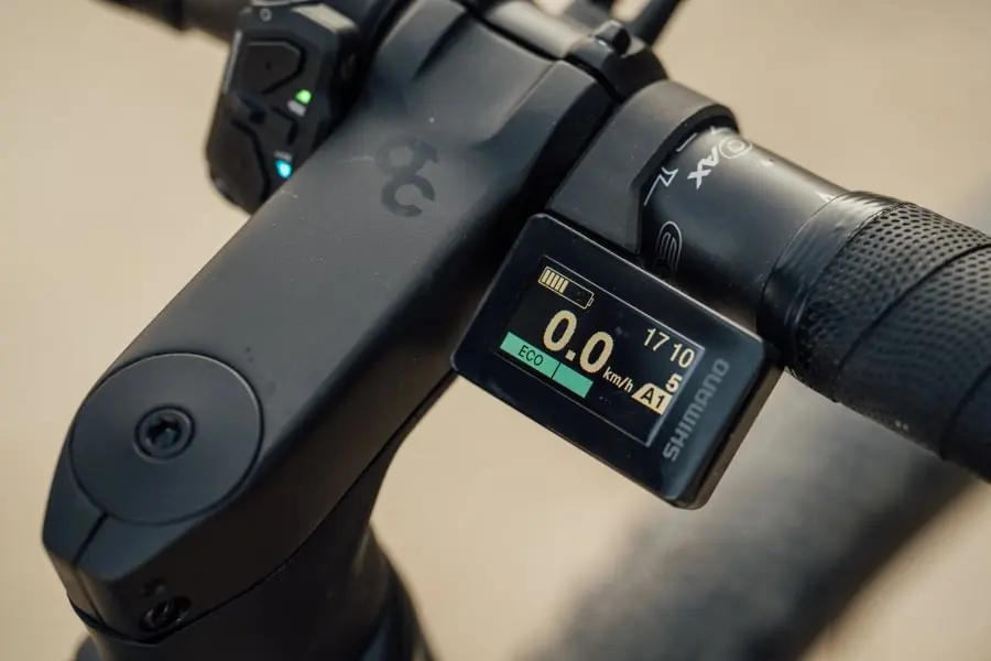 Gros plan sur l'écran de contrôle Shimano de l'Orbea Denna
