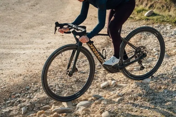 Vélo de gravel sur une surface empierrée