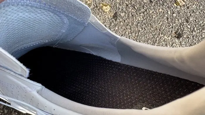 Gros plan sur l'intérieur d'une chaussure de vélo