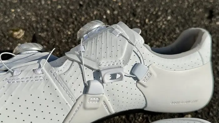 Gros plan sur le système de serrage d'une chaussure de vélo