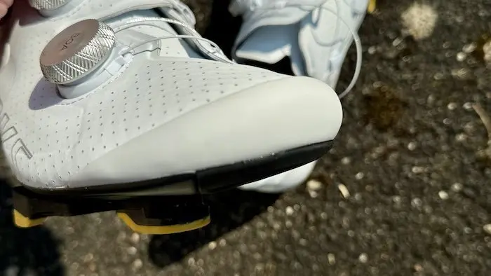 Gros plan sur l'avant d'une chaussure de vélo