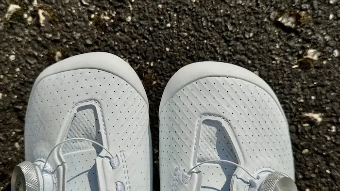 Gros plan sur l'avant d'une chaussure de vélo