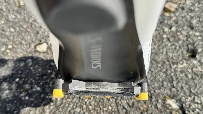 Cale de pédale montée sur une semelle carbone d'une chaussure de vélo