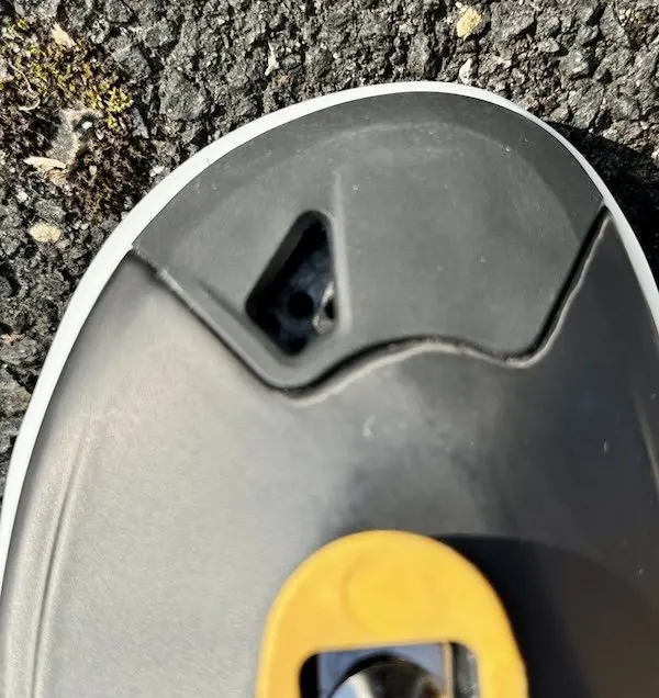 Gros plan sur le trou d'aération sous une semelle carbone d'une chaussure de vélo