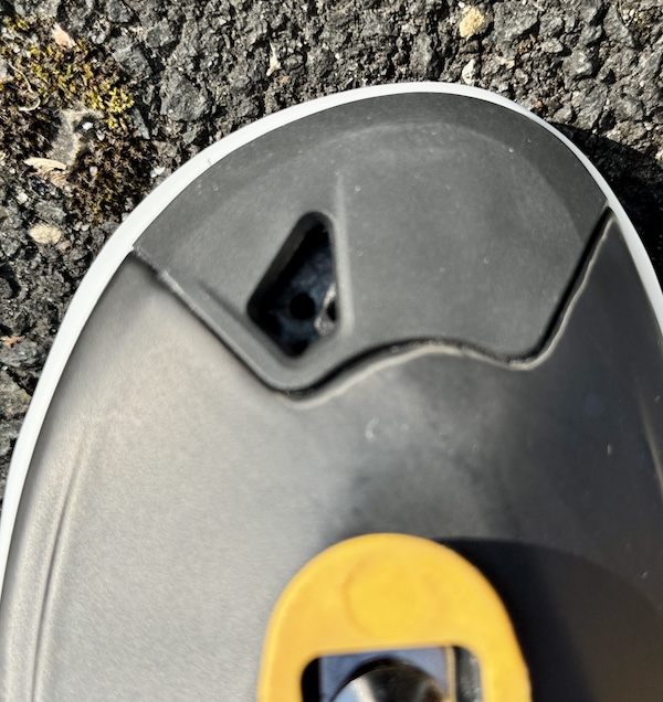 Close-up van het ventilatiegat onder een carbonzool van een fietsschoen
