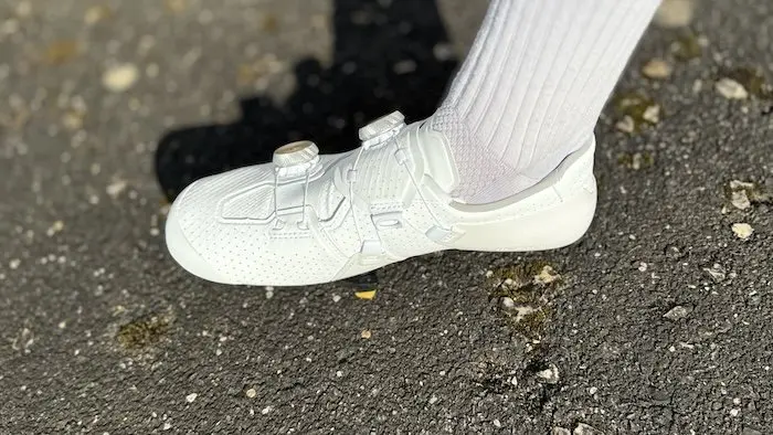 Pied d'un cycliste dans une chaussure de vélo