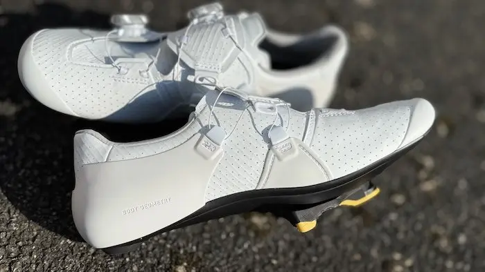 Gros plan sur la face intérieure d'une chaussure de vélo