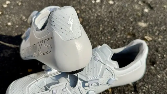 Gros plan sur le talon d'une chaussure de vélo