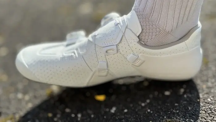 Gros plan sur la face intérieure d'une chaussure de vélo