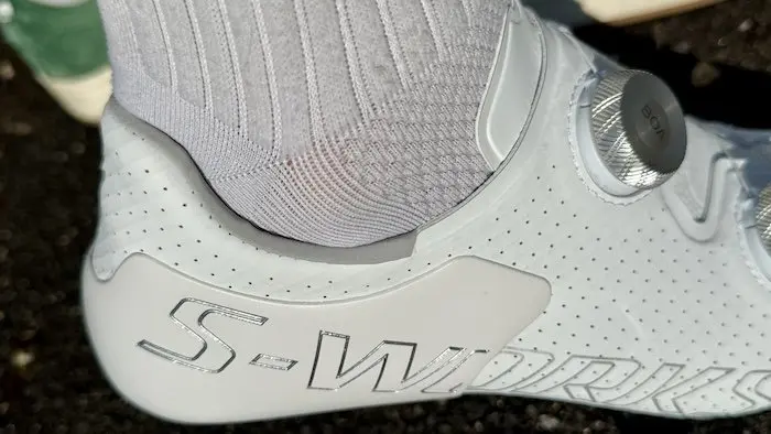 Cheville d'un cycliste dans sa chaussure de vélo