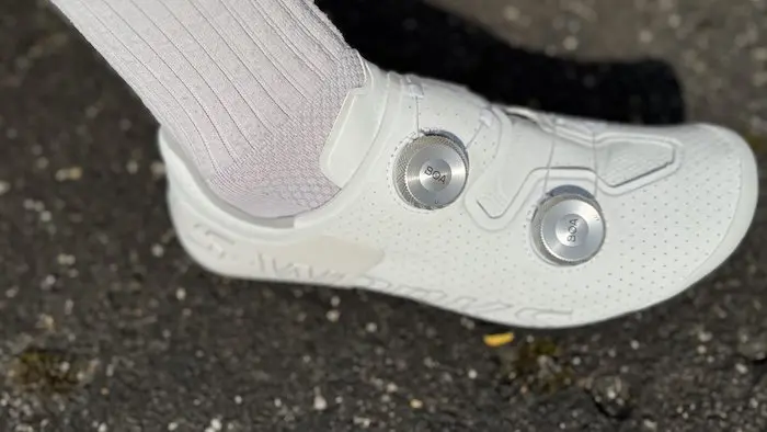 Gros plan sur une chaussure de vélo