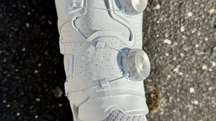 Gros plan sur le serrage supérieur d'une chaussure de vélo